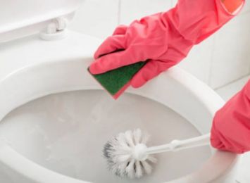 Toalety publiczne – jakie środki czystości stosować? [materiał sponsorowany]