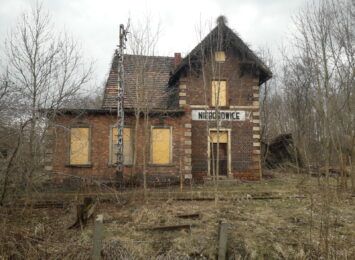 Popadająca w ruinę stacja kolei wąskotorowej w Nieborowicach w rękach gminy Pilchowice [WIDEO,FOTO]