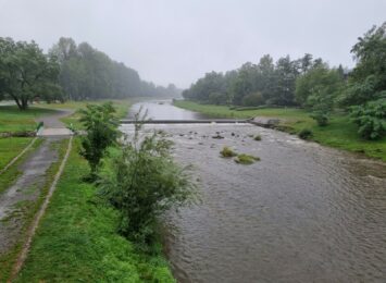 Opady ustały, powoli obniża się poziom wód w rzekach