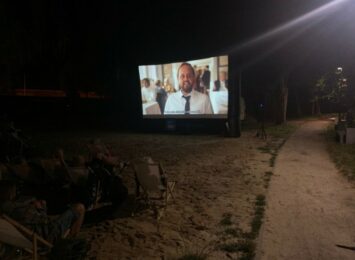 Letnie kino plenerowe w Raciborzu. Ekran na miejskiej plaży