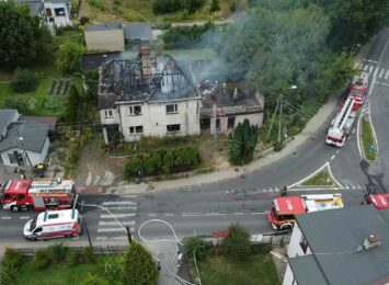 Pozar w Rybniku: Przy Małachowskiego płonie opuszczony dom