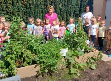 Przedszkolaki sadzą warzywa