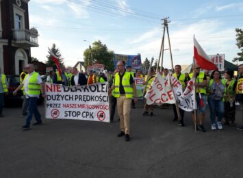 Kolejny protest w sprawie CPK. Około 200 osób wyszło na drogę wiodącą do węzła autostrady A1 w Bełku [FOTO, WIDEO]